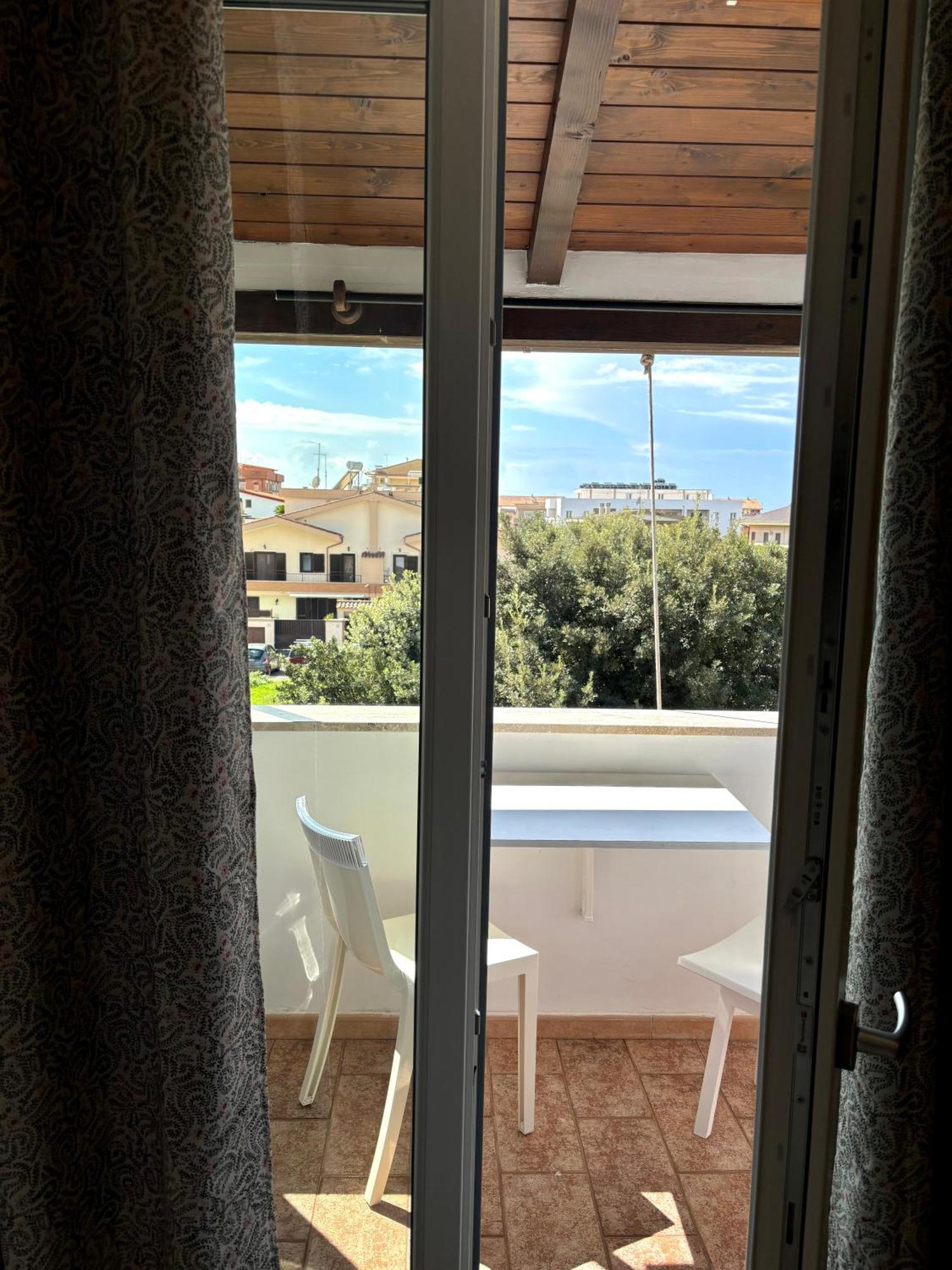 Guest House Maison Margot Fiumicino Bagian luar foto
